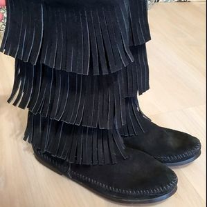 Minnetonka 3 tier black fringe boots